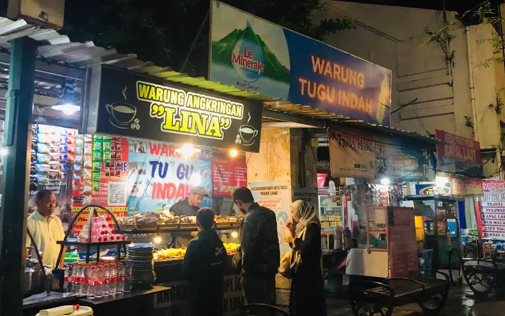 Angkringan Lik Man depan Stasiun Tugu Yogyakarta