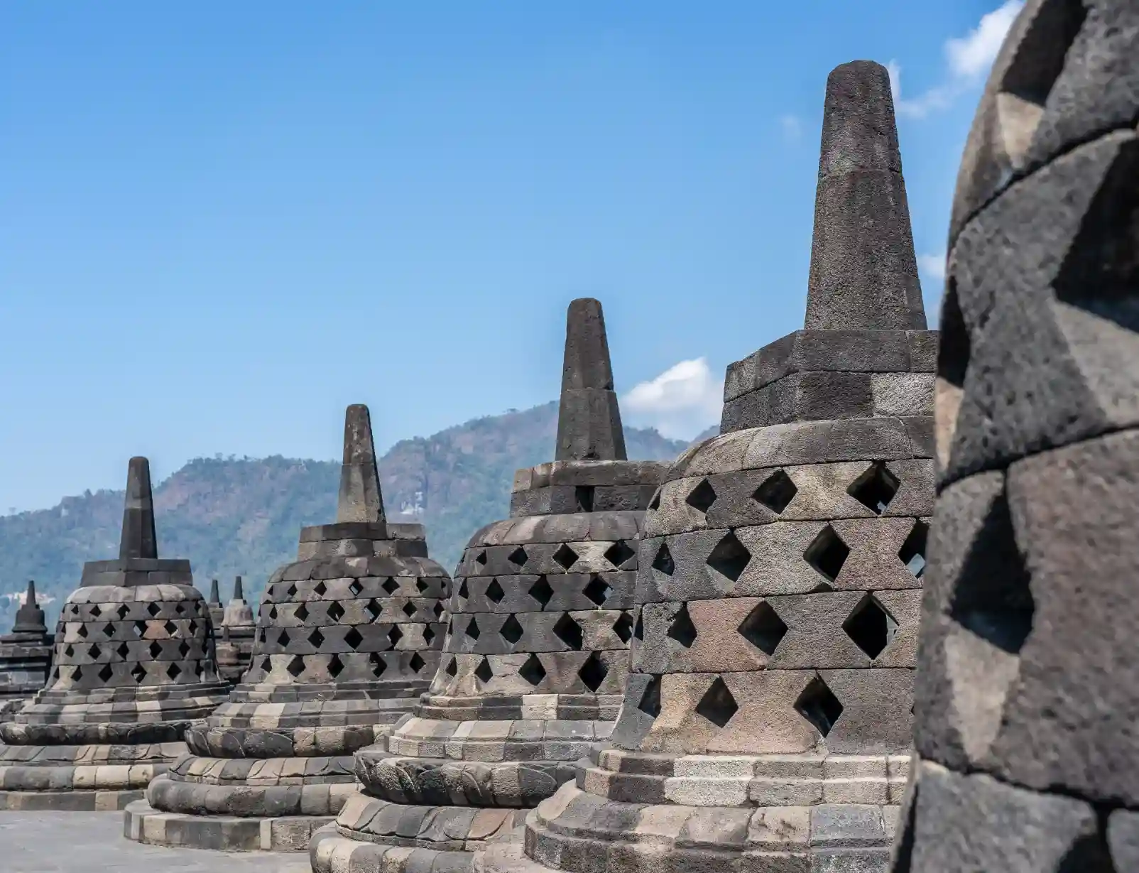 Relief Borobudur yang menceritakan kisah Jataka dan perjalanan spiritual