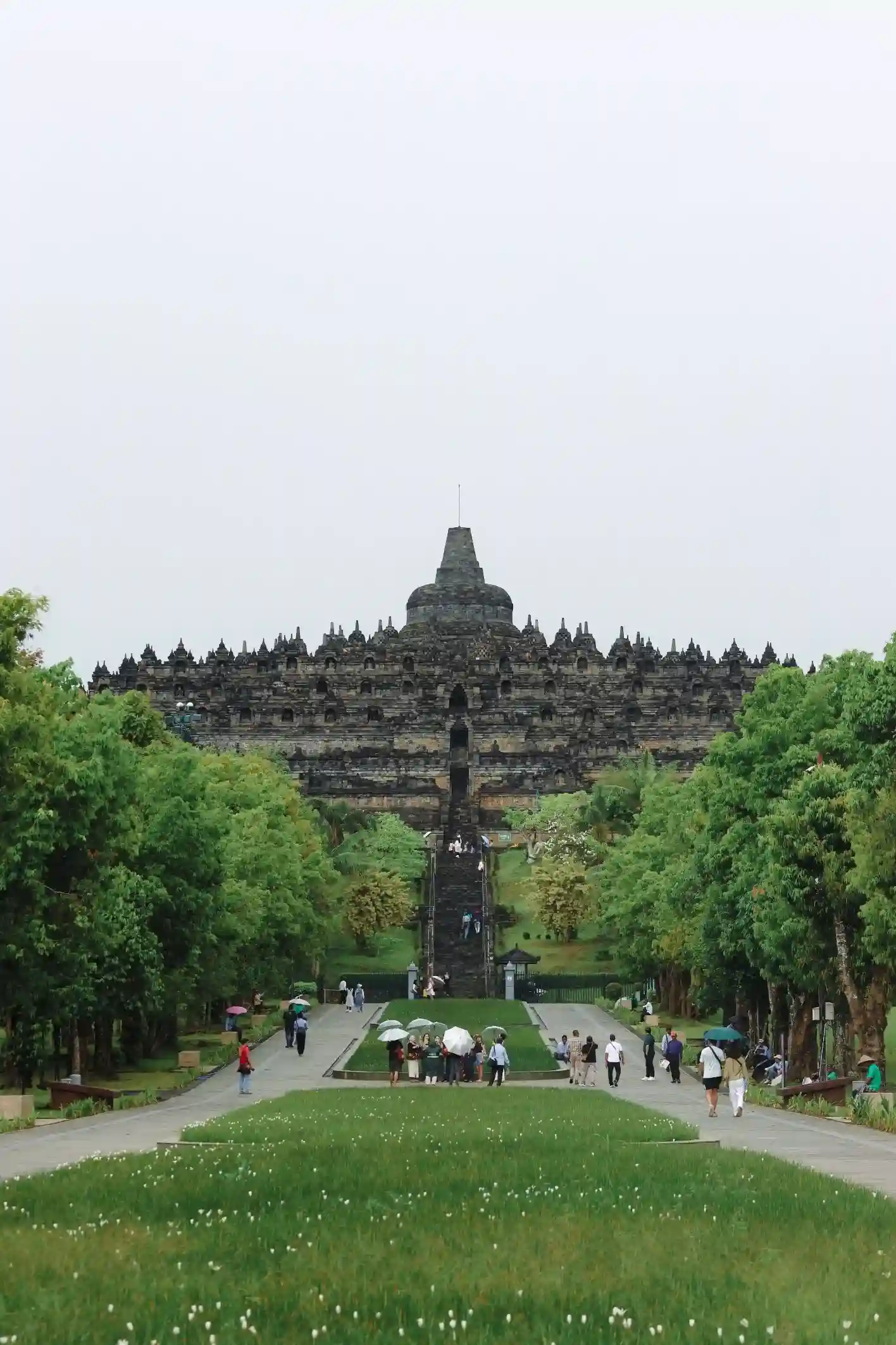Stupa Borobudur — puncak candi dengan stupa utama berisi Buddha tersembunyi